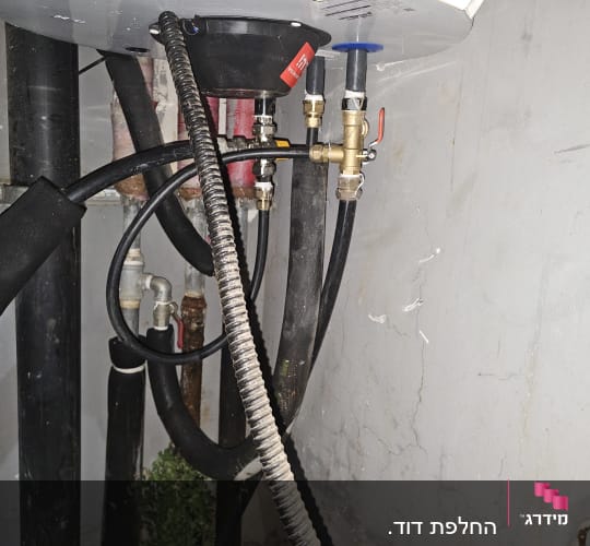 צנרת ומחברים במערכת חימום מים